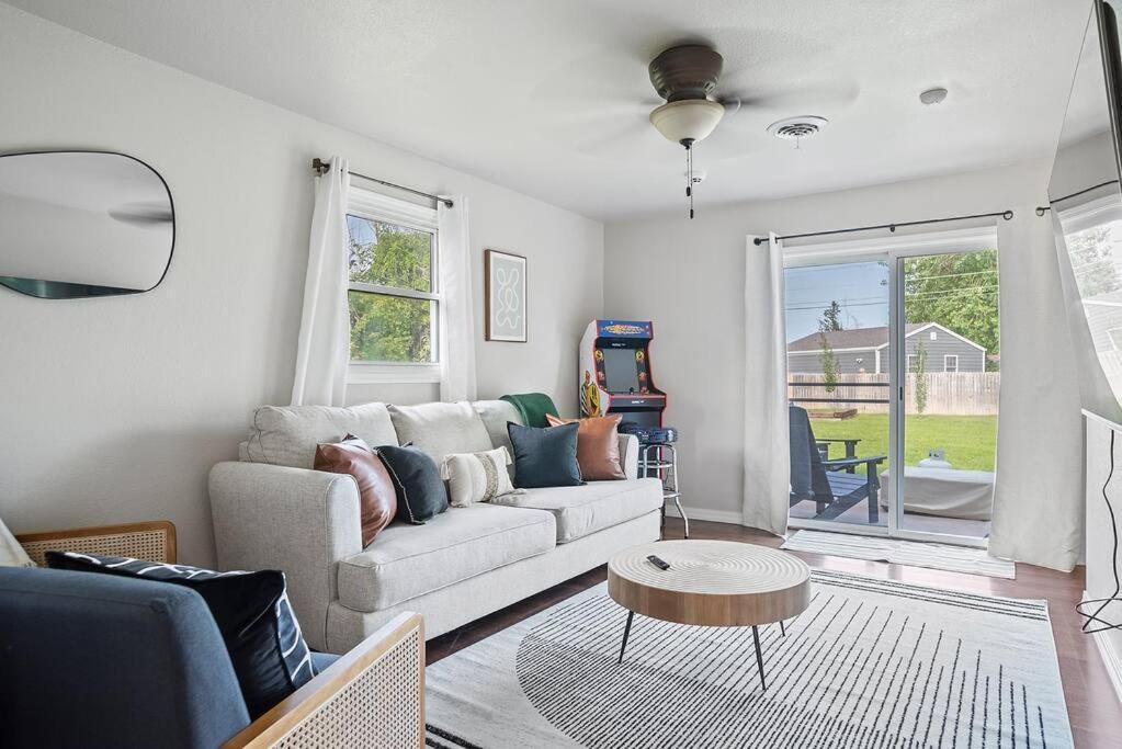 Charming Home-Pet-Friendly-Lg Fenced Backyard Rapid City Exterior photo
