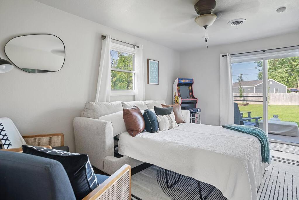 Charming Home-Pet-Friendly-Lg Fenced Backyard Rapid City Exterior photo